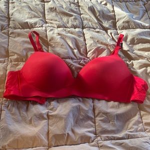 New with tags Victoria’s Secret Incredible padded with no underwire 38C